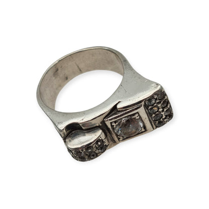 Anillo Art Déco de plata y pedrería blanca, diseño geométrico asimétrico, Francia circa 1940