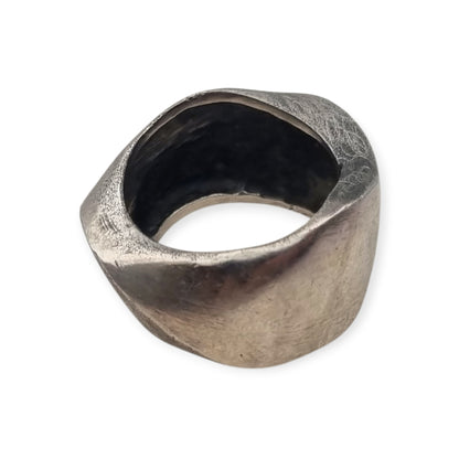Brutalist ring in solid silver, eroded and satin finish, circa 1980-1990