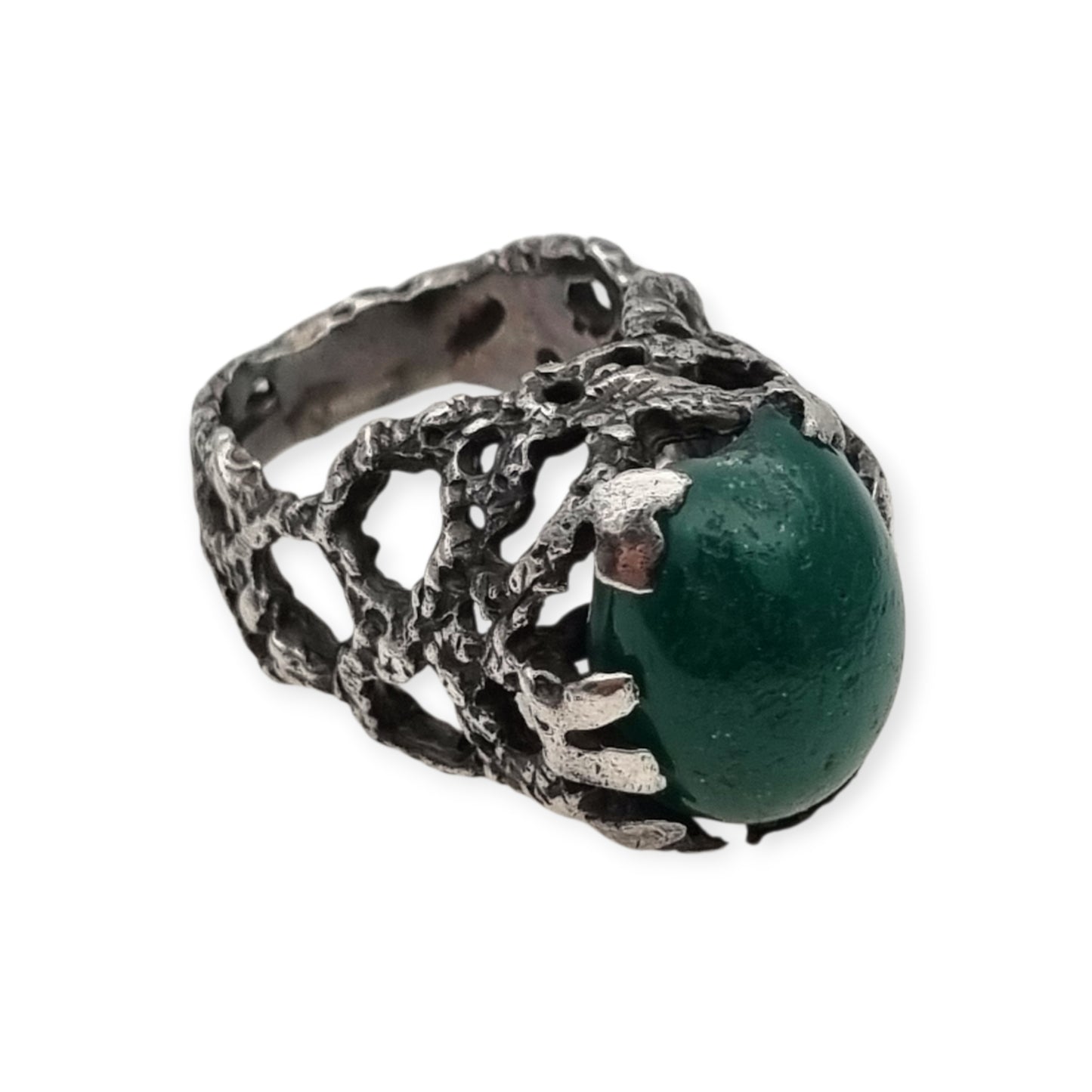 Anillo brutalista de plata texturizada con cabujón verde diseño orgánico circa 1970