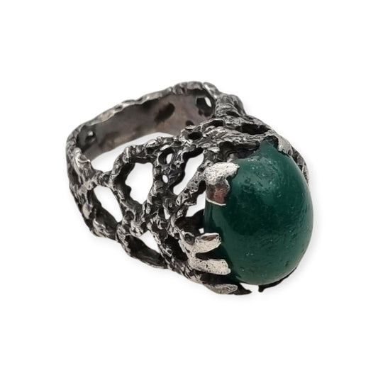 Anillo brutalista de plata texturizada con cabujón verde diseño orgánico circa 1970