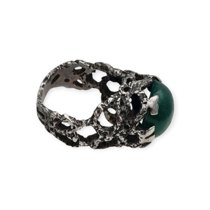 Anillo brutalista de plata texturizada con cabujón verde diseño orgánico circa 1970