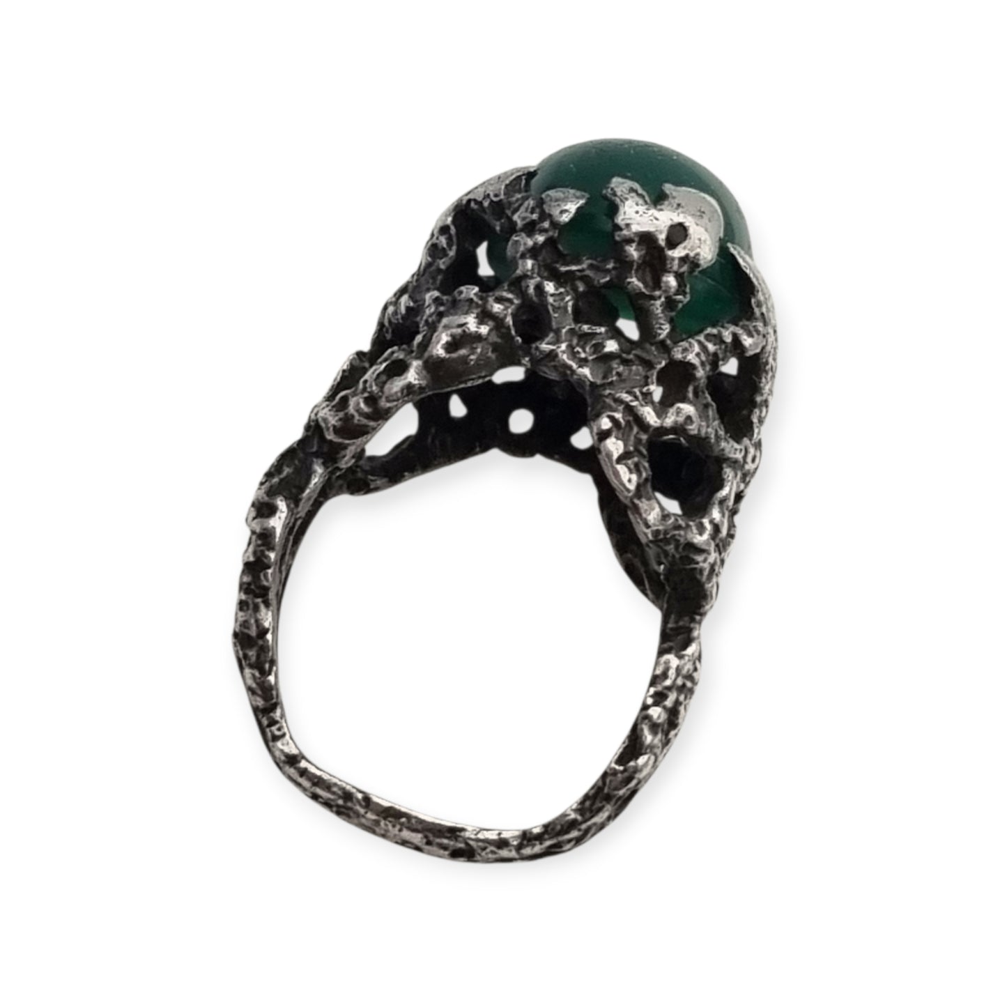 Anillo brutalista de plata texturizada con cabujón verde diseño orgánico circa 1970