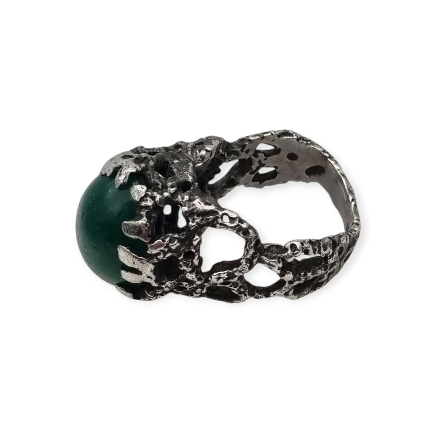 Anillo brutalista de plata texturizada con cabujón verde diseño orgánico circa 1970