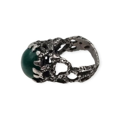 Anillo brutalista de plata texturizada con cabujón verde diseño orgánico circa 1970