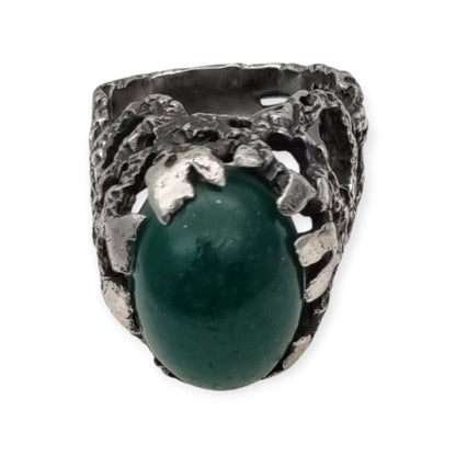Anillo brutalista de plata texturizada con cabujón verde diseño orgánico circa 1970