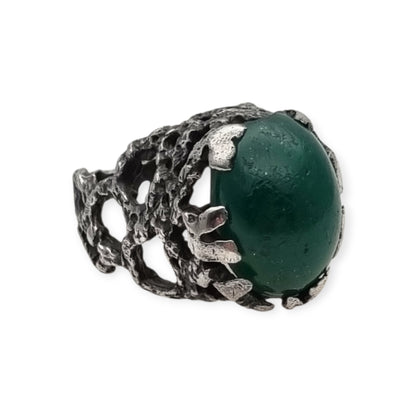 Anillo brutalista de plata texturizada con cabujón verde diseño orgánico circa 1970