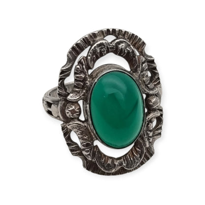 Anillo vintage europeo de plata calada con cabujón oval de calcedonia verde, circa 1960