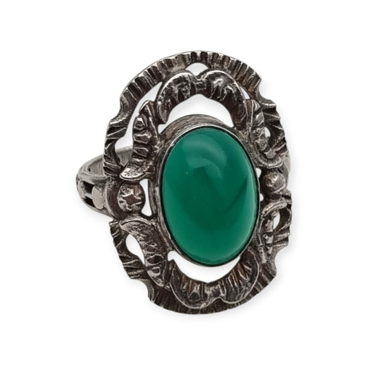 Anillo vintage europeo de plata calada con cabujón oval de calcedonia verde, circa 1960