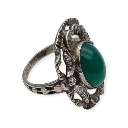 Anillo vintage europeo de plata calada con cabujón oval de calcedonia verde, circa 1960