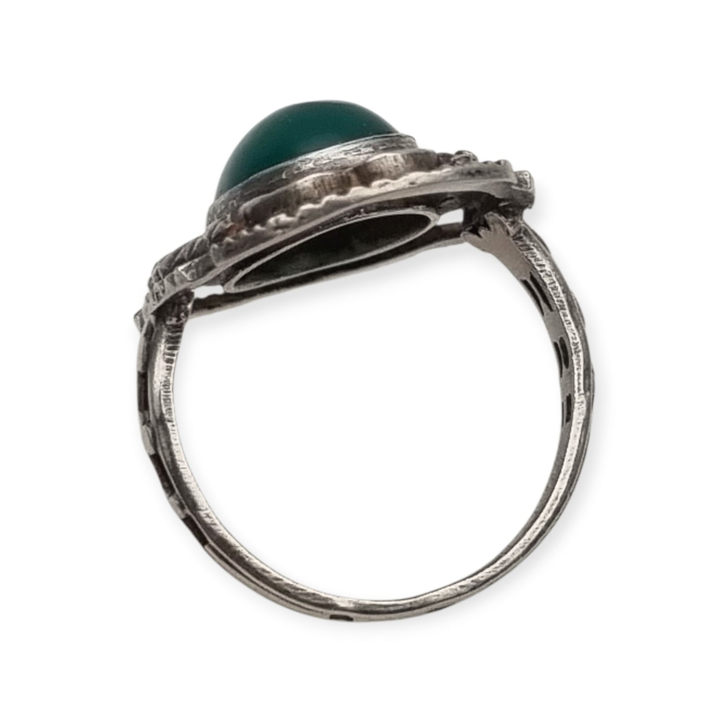 Anillo vintage europeo de plata calada con cabujón oval de calcedonia verde, circa 1960