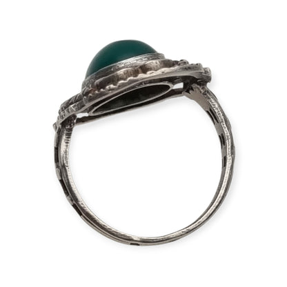 Anillo vintage europeo de plata calada con cabujón oval de calcedonia verde, circa 1960