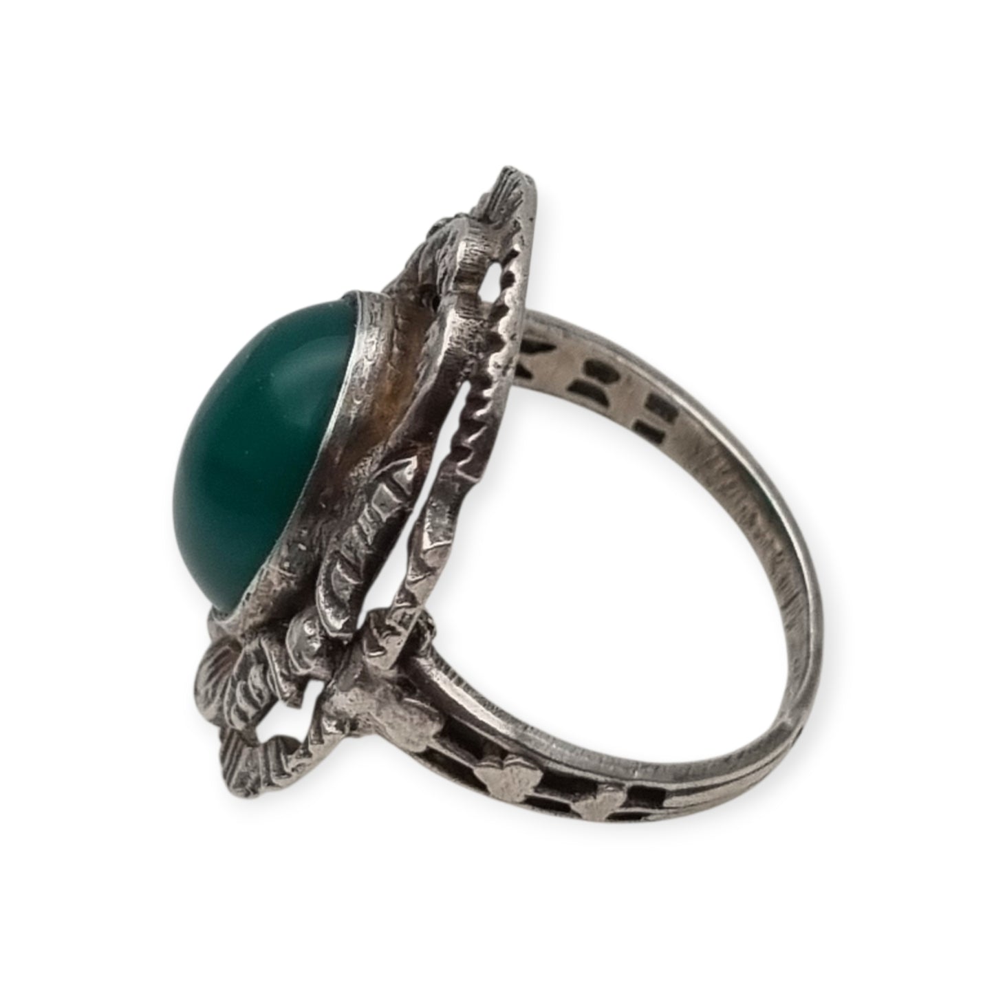 Anillo vintage europeo de plata calada con cabujón oval de calcedonia verde, circa 1960