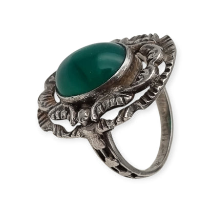 Anillo vintage europeo de plata calada con cabujón oval de calcedonia verde, circa 1960