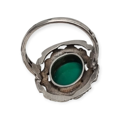 Anillo vintage europeo de plata calada con cabujón oval de calcedonia verde, circa 1960