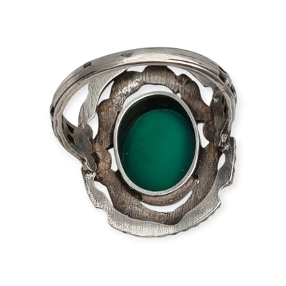 Anillo vintage europeo de plata calada con cabujón oval de calcedonia verde, circa 1960