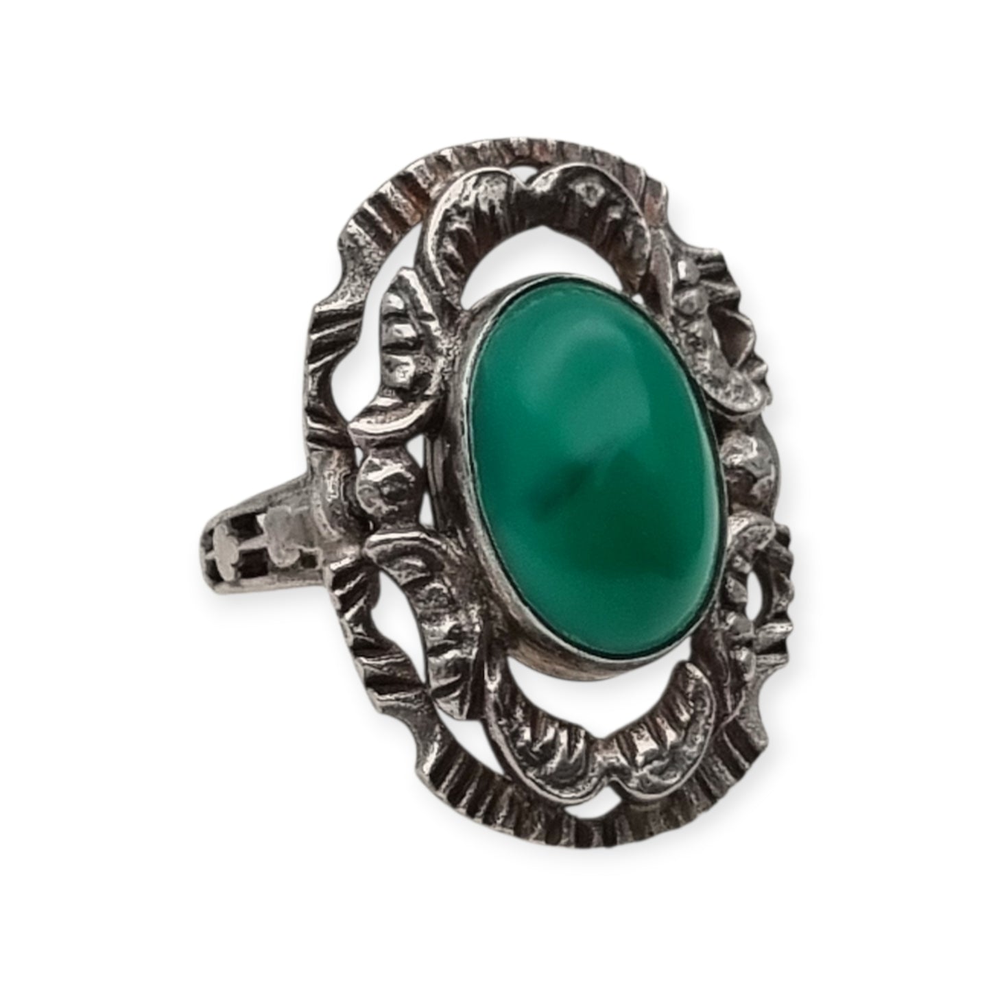 Anillo vintage europeo de plata calada con cabujón oval de calcedonia verde, circa 1960