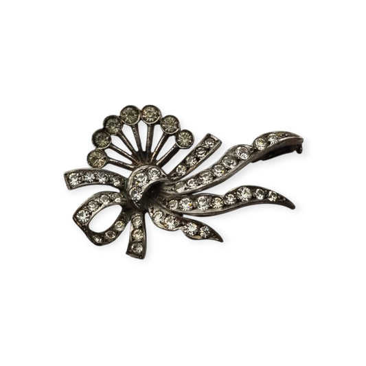Broche Art deco antiguo de plata con ramo floral y lazo de pedrería blanca circa 1930