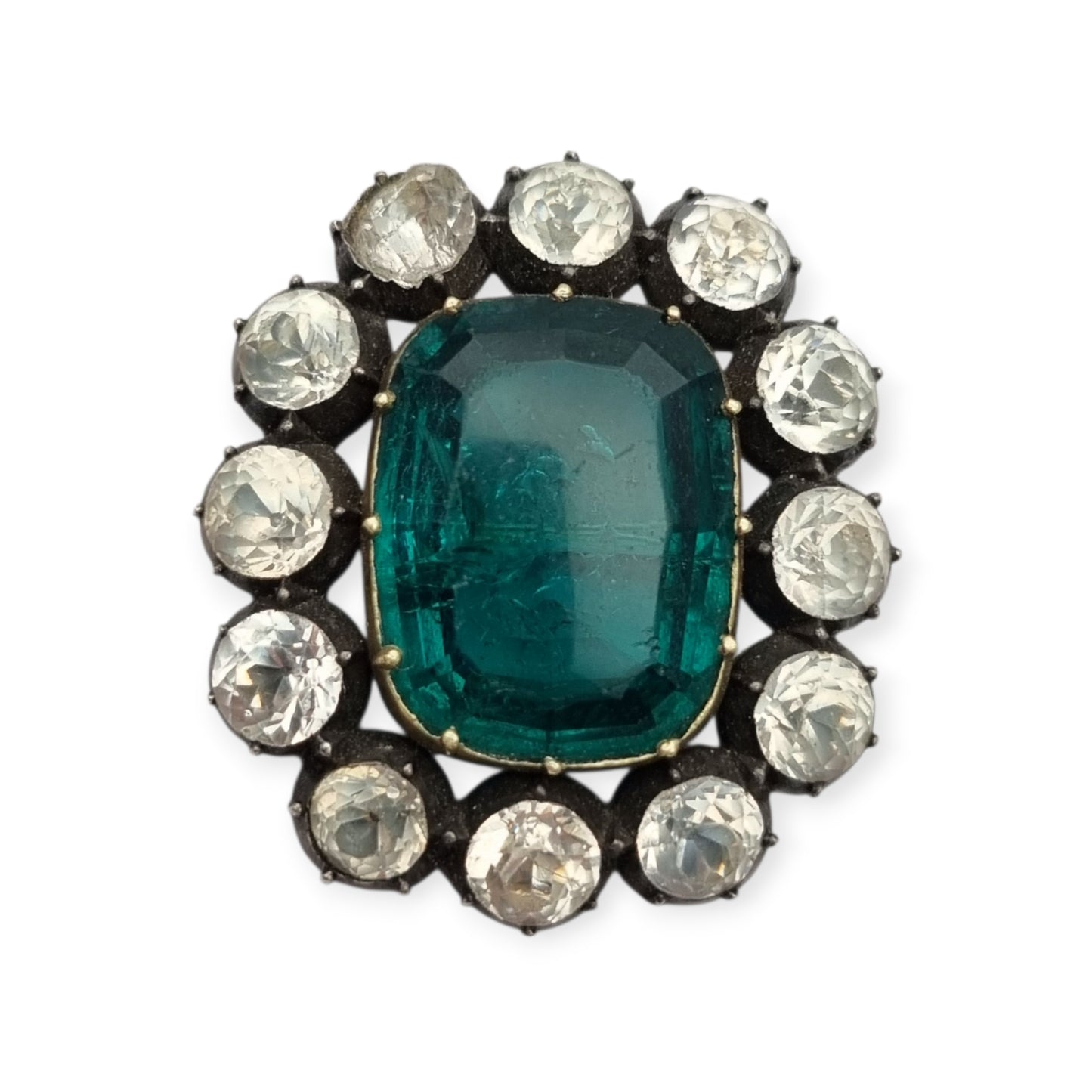 Broche antiguo victoriano de plata, oro y pasta vítrea verde y blanca, inspirado en la estética de las joyas de la reina Victoria. Europa, circa 1890
