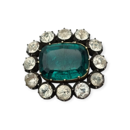 Broche antiguo victoriano de plata, oro y pasta vítrea verde y blanca, inspirado en la estética de las joyas de la reina Victoria. Europa, circa 1890