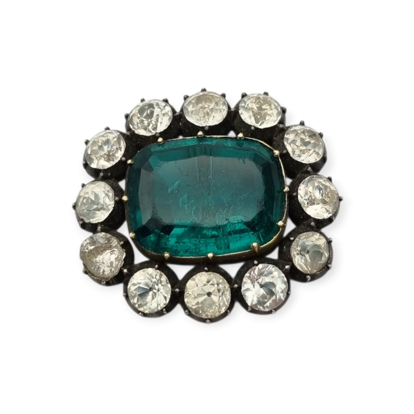 Broche antiguo victoriano de plata, oro y pasta vítrea verde y blanca, inspirado en la estética de las joyas de la reina Victoria. Europa, circa 1890