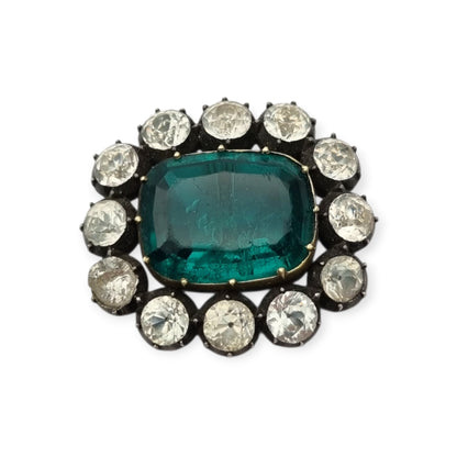 Broche antiguo victoriano de plata, oro y pasta vítrea verde y blanca, inspirado en la estética de las joyas de la reina Victoria. Europa, circa 1890