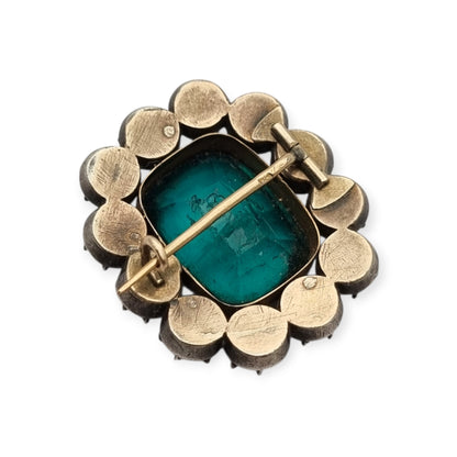 Broche antiguo victoriano de plata, oro y pasta vítrea verde y blanca, inspirado en la estética de las joyas de la reina Victoria. Europa, circa 1890