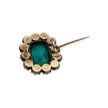 Broche antiguo victoriano de plata, oro y pasta vítrea verde y blanca, inspirado en la estética de las joyas de la reina Victoria. Europa, circa 1890