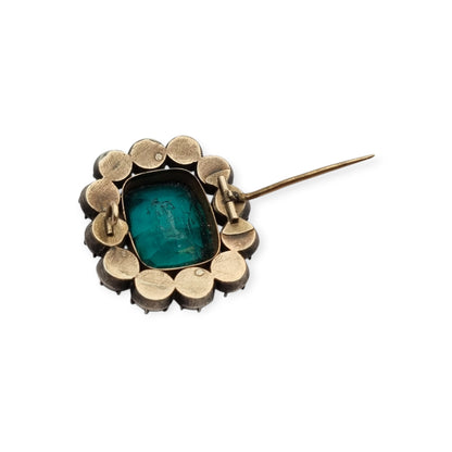Broche antiguo victoriano de plata, oro y pasta vítrea verde y blanca, inspirado en la estética de las joyas de la reina Victoria. Europa, circa 1890