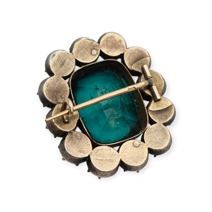 Broche antiguo victoriano de plata, oro y pasta vítrea verde y blanca, inspirado en la estética de las joyas de la reina Victoria. Europa, circa 1890