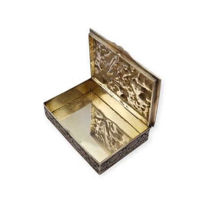 Caja colección de plata de ley española con relieve de escena de vendimia, interior vermeil, circa 1950
