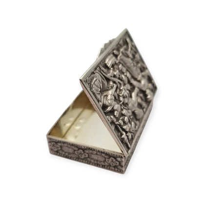 Caja colección de plata de ley española con relieve de escena de vendimia, interior vermeil, circa 1950