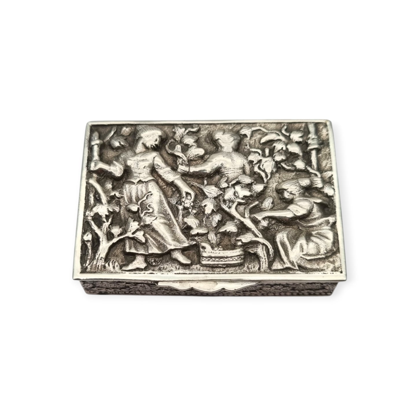 Caja colección de plata de ley española con relieve de escena de vendimia, interior vermeil, circa 1950