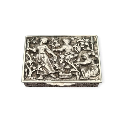 Caja colección de plata de ley española con relieve de escena de vendimia, interior vermeil, circa 1950
