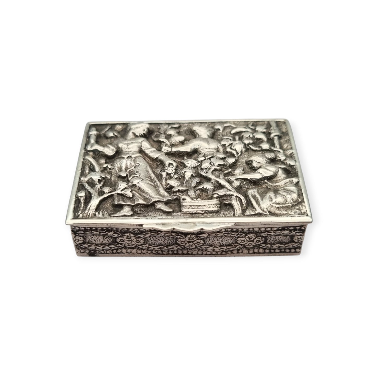 Caja colección de plata de ley española con relieve de escena de vendimia, interior vermeil, circa 1950
