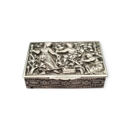 Caja colección de plata de ley española con relieve de escena de vendimia, interior vermeil, circa 1950