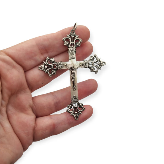 Crucifijo antiguo de plata y nácar Modernista, estilo Neogótico, con inscripción "22 Mai 1910"
