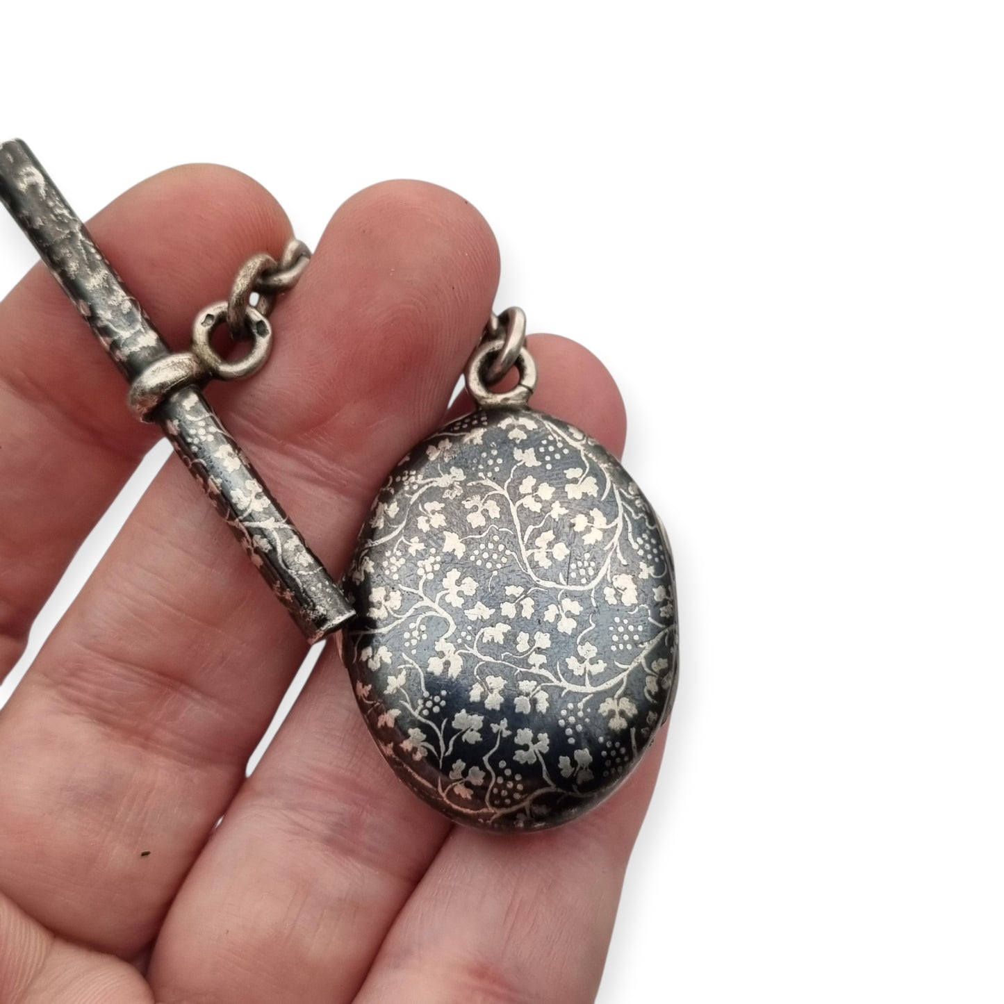 Antigua Cadena Albert completa de plata nielada para reloj de bolsillo con guardapelo monogramado  circa 1890
