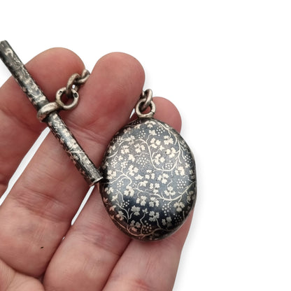 Antigua Cadena Albert completa de plata nielada para reloj de bolsillo con guardapelo monogramado  circa 1890