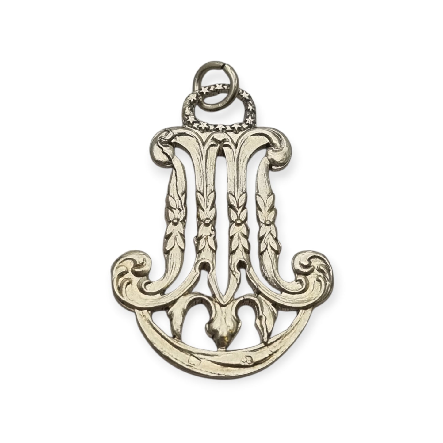 Colgante mariano monograma M en plata calada Art Nouveau, joya religiosa, circa 1900–1925