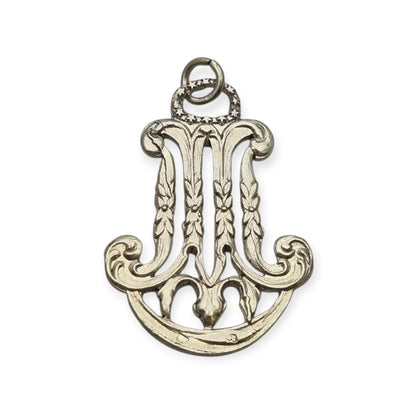 Colgante mariano monograma M en plata calada Art Nouveau, joya religiosa, circa 1900–1925