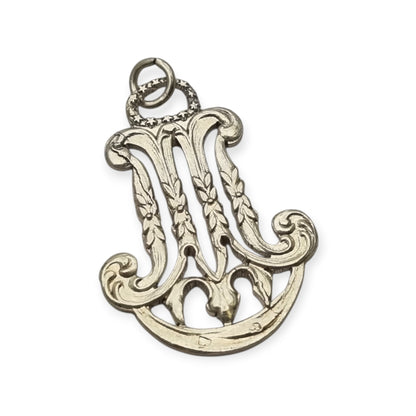 Colgante mariano monograma M en plata calada Art Nouveau, joya religiosa, circa 1900–1925