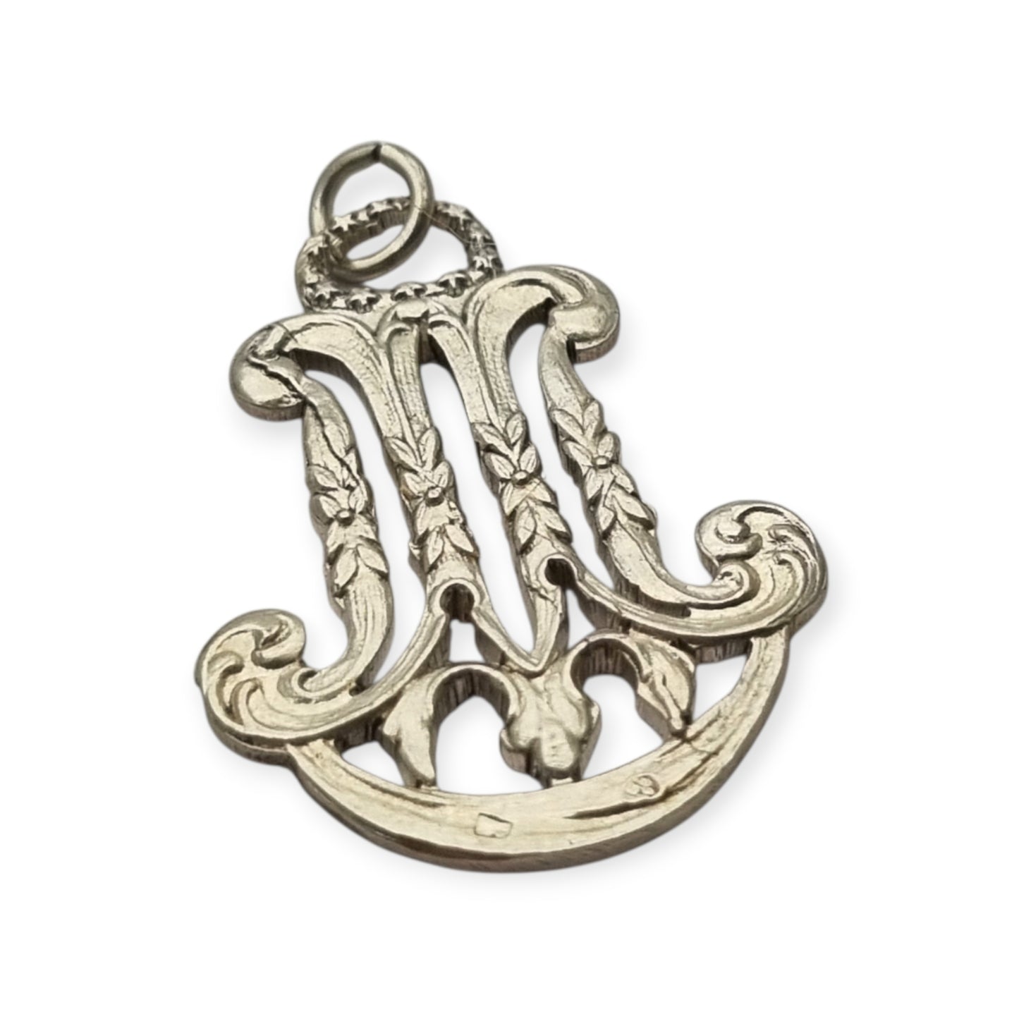 Colgante mariano monograma M en plata calada Art Nouveau, joya religiosa, circa 1900–1925