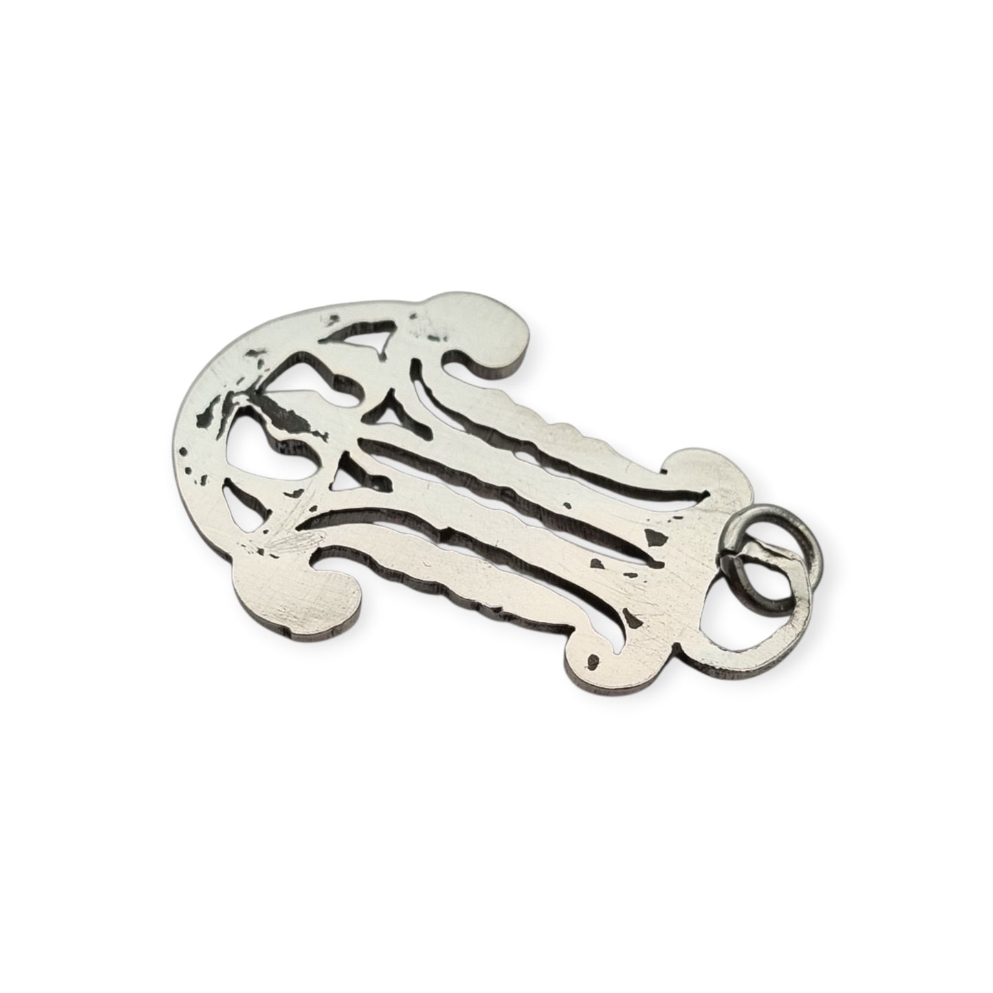 Colgante mariano monograma M en plata calada Art Nouveau, joya religiosa, circa 1900–1925