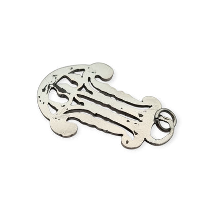 Colgante mariano monograma M en plata calada Art Nouveau, joya religiosa, circa 1900–1925