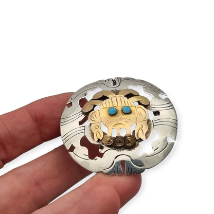 Broche colgante peruano de plata 925 y oro 18K con máscara precolombina y cabujones de turquesa, circa 1965–1975