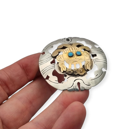 Broche colgante peruano de plata 925 y oro 18K con máscara precolombina y cabujones de turquesa, circa 1965–1975