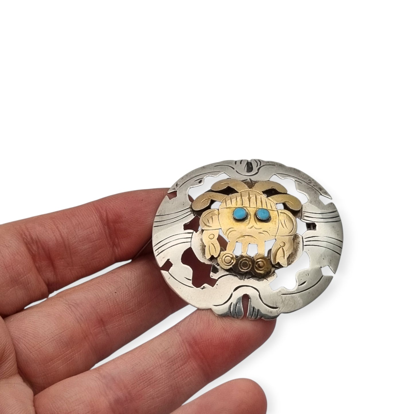 Broche colgante peruano de plata 925 y oro 18K con máscara precolombina y cabujones de turquesa, circa 1965–1975