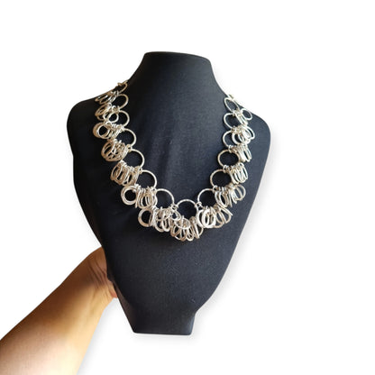 Collar vintage italiano de plata de anillas texturizadas, modernista Mid-Century, ca. 1980–1995