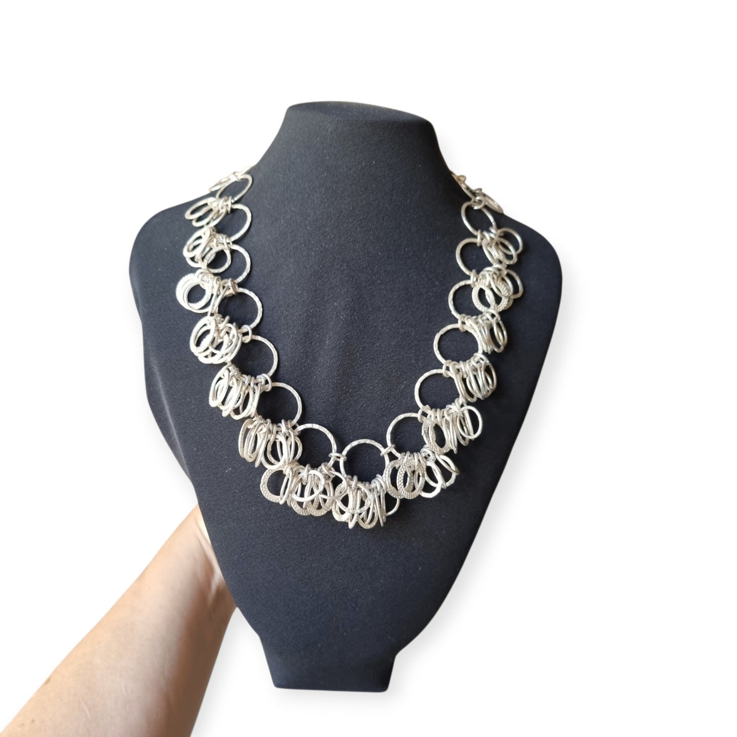 Collar vintage italiano de plata de anillas texturizadas, modernista Mid-Century, ca. 1980–1995