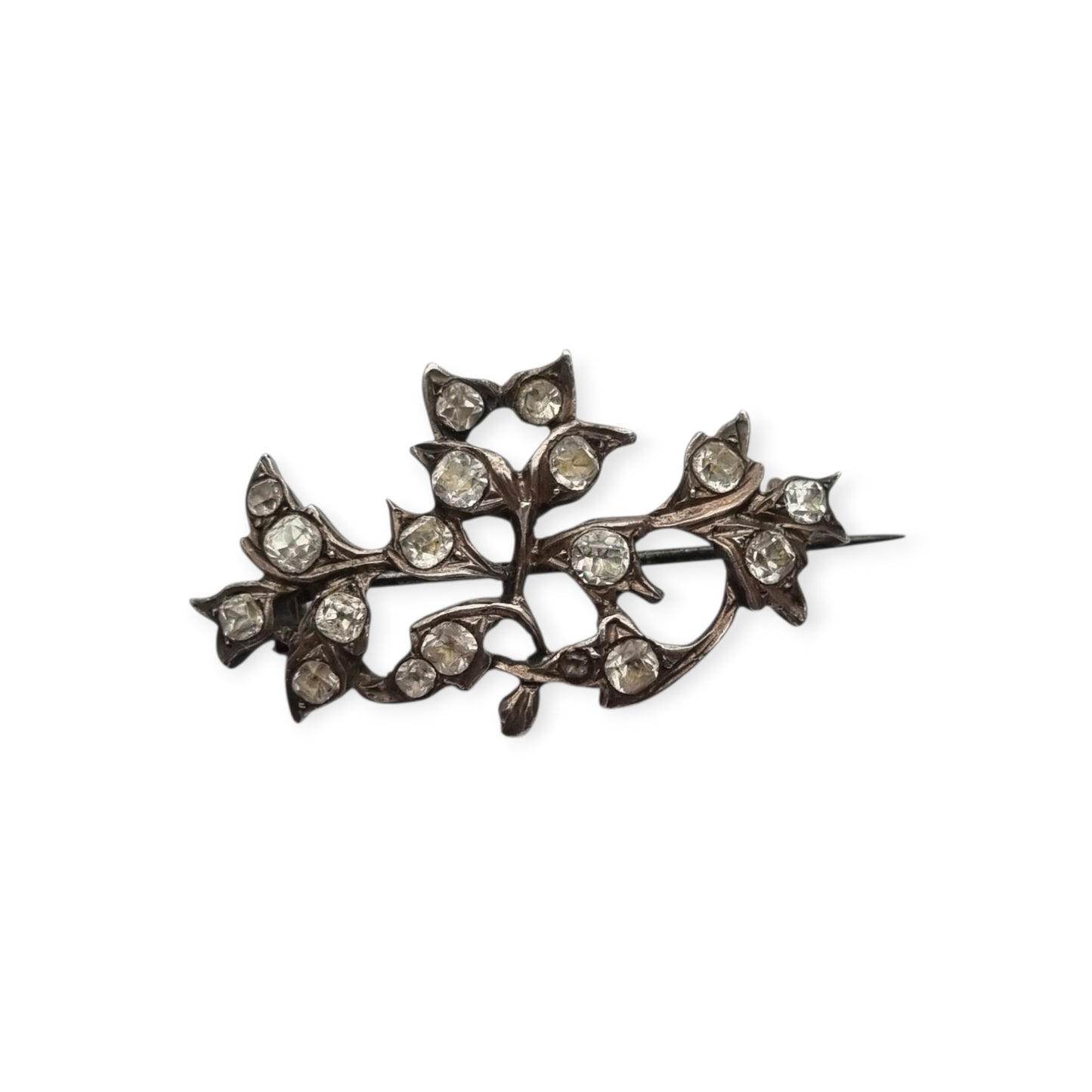 Broche victoriano floral antiguo de plata con pastas vítreas, Estilo eduardiano, ca. 1890–1910